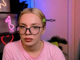 kira-fox-x Live Webcam on CamSoda