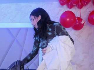 madhiison, female webcam model,  years old, on live webcam