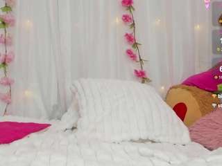 just-maria's CamSoda show and profile