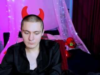 thomas-crow's CamSoda show and profile