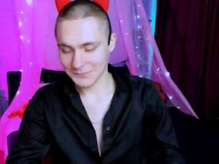 thomas-crow's CamSoda show and profile