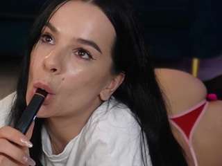 miss-denisse's CamSoda show and profile