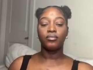 Live webcam model prettybrowntrini on Soda Cams