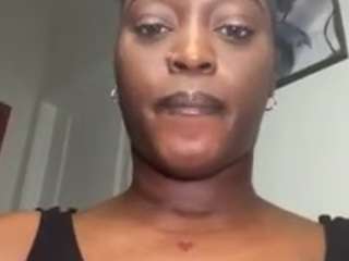 Live webcam model prettybrowntrini on Soda Cams