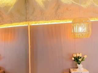 amycolmann, female webcam model,  years old, on live webcam