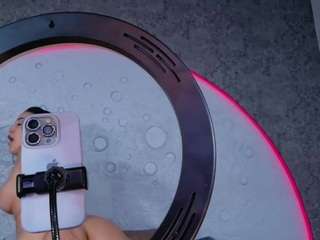 reinachloe's CamSoda show and profile