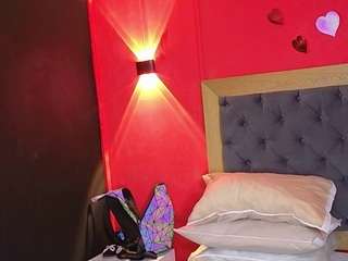 yayahilton, female webcam model,  years old, on live webcam