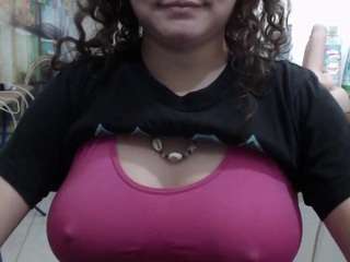 curly-greeneyed live cam profile