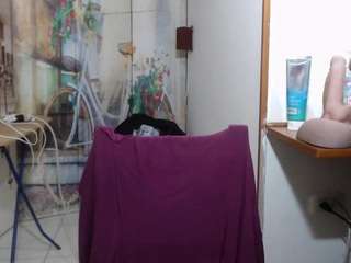 curly-greeneyed live cam profile