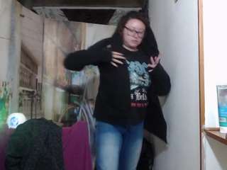 curly-greeneyed live cam profile