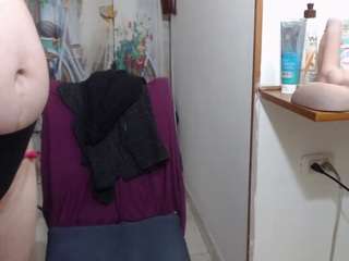 curly-greeneyed live cam profile