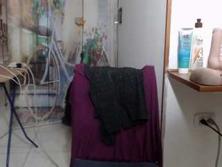 curly-greeneyed live cam profile