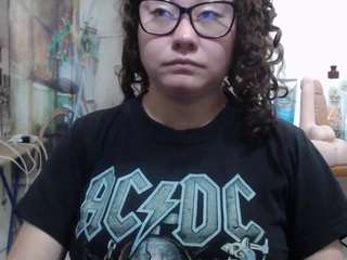 curly-greeneyed's CamSoda show and profile