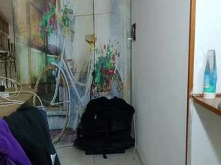 curly-greeneyed's CamSoda show and profile