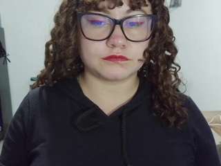 curly-greeneyed live profile