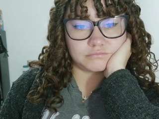 curly-greeneyed live webcam show