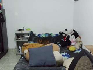 curly-greeneyed live webcam show