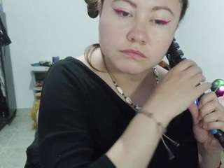 Curly-greeneyed live webcam show