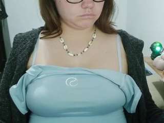 Curly-greeneyed live webcam show