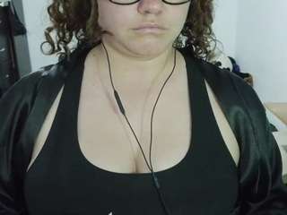 curly-greeneyed