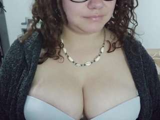 curly-greeneyed