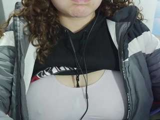 curly-greeneyed