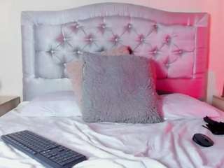 milly-jonness webcam model