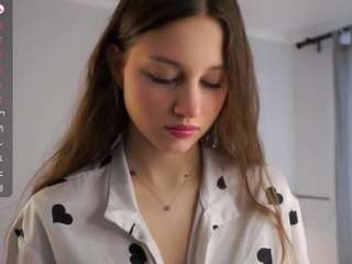 avrilmassar's CamSoda show and profile