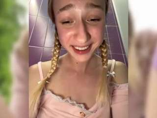 lily-badcuite11 Live Webcam on CamSoda