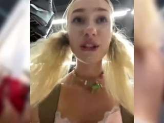 lily-badcuite11 webcam model