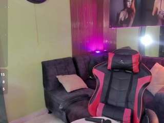 Este modelo está en vivo ahora. chloe-prg