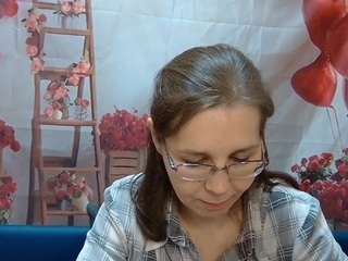 daisyedit, female webcam model,  years old, on live webcam