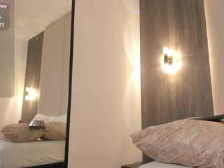 mia-collins96 Live Webcam on CamSoda