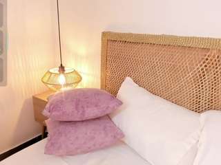 Mia-collins96's cam show statistics and live stream