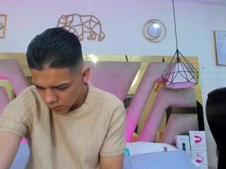 noah-and-kim69 Live Webcam on CamSoda