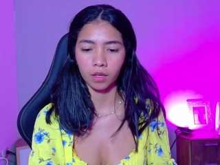 luna-roja25's CamSoda show and profile