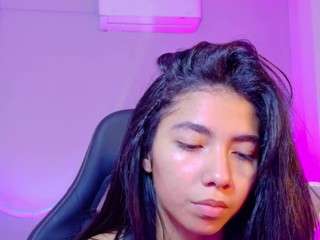 luna-roja25's CamSoda show and profile