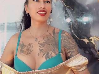 Live cam show with khiara-moretti