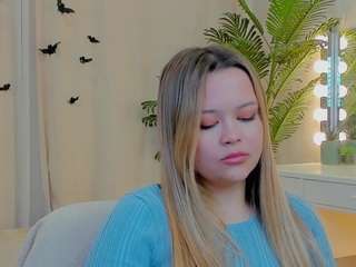 nevanghiem Live Webcam on CamSoda