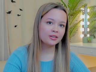 nevanghiem Live Webcam on CamSoda