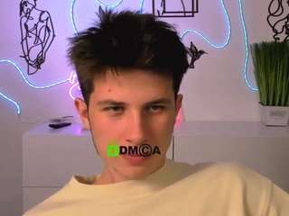 leo-valor Brown hair live webcam