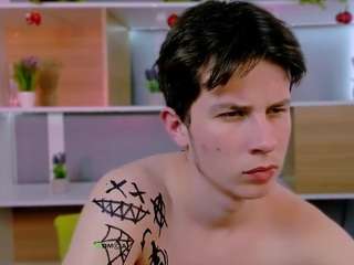 leo-valor webcam model