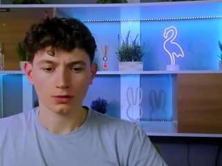 leo-valor webcam model