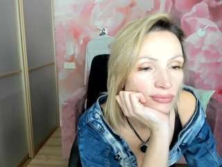 alinamoor's CamSoda show and profile