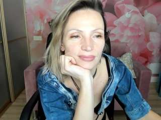 alinamoor, female webcam model,  years old, on live webcam