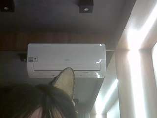 Este modelo está ao vivo agora. skinnykittencam