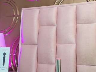 valeriaa19, female webcam model,  years old, on live webcam