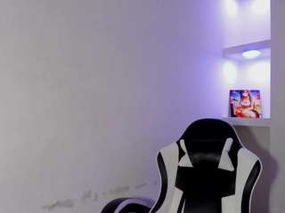 honeyluxe, female webcam model,  years old, on live webcam