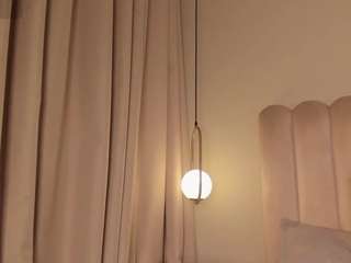 melanie-hillz, female webcam model,  years old, on live webcam