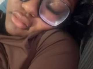 indianoir's CamSoda show and profile